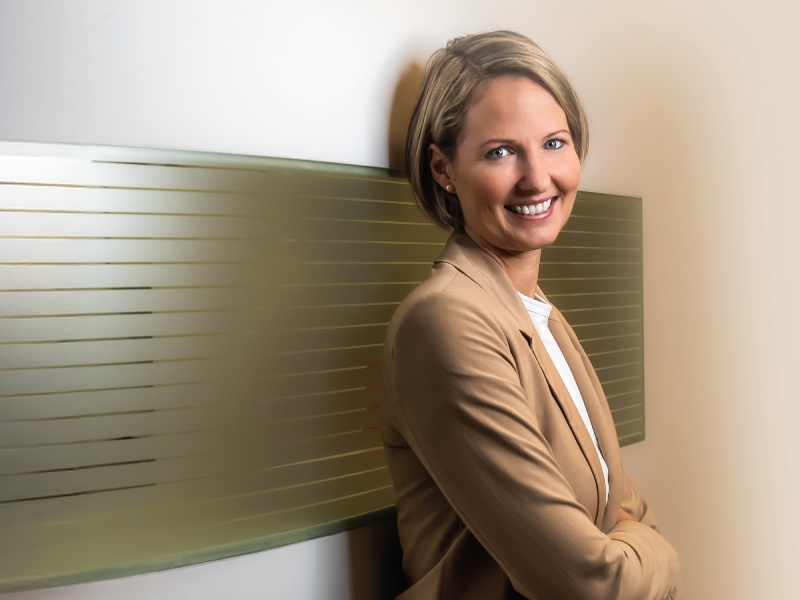 Selbstbewusste Frau mit verschränkten Armen